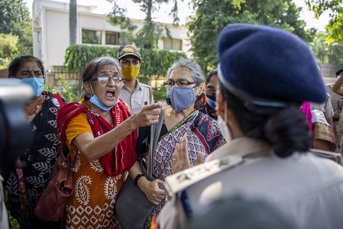Seorang aktivis India berdebat dengan seorang petugas polisi sebelum ditahan oleh polisi selama protes di New Delhi, India, Rabu, 30 September 2020. Pemerkosaan dan pembunuhan yang dilakukan sekelompok pria terhadap seorang gadis dari kasta terendah Dalit di India telah memicu kemarahan di seluruh dunia. Negara dengan beberapa politisi dan aktivis menuntut keadilan dan pengunjuk rasa berunjuk rasa di jalanan.