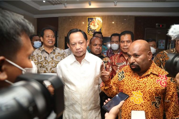 Mendagri Tito Karnavian bersama Gubernur Papua Lukas Enembe. 