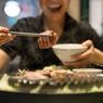 Berapa Lama Jarak Waktu Ideal antara Makan Malam dan Tidur?
