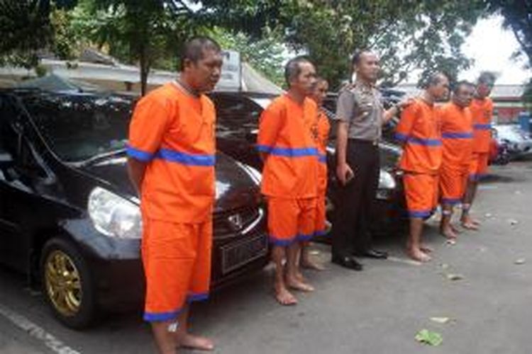 Wakapolres Salatiga, Kompol Iwan Irmawan, bersama anggota komplotan penguras ATM asal Lampung
