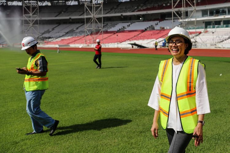 Menteri Keuangan Sri Mulyani dan Ketua Inasgoc Erick Thohir (kanan) meninjau proyek renovasi Stadion Utama Gelora Bung Karno untuk Asian Games 2018 di Kompleks Gelora Bung Karno (GBK), Senayan, Jakarta Pusat, Kamis (23/11/2017). Mengutip data Kementerian Pekerjaan Umum dan Perumahan Rakyat (PUPR), hingga kini progres pembangunan secara keseluruhan telah mencapai 87,27 persen dan ditargetkan selesai bertahap hingga Desember 2017.