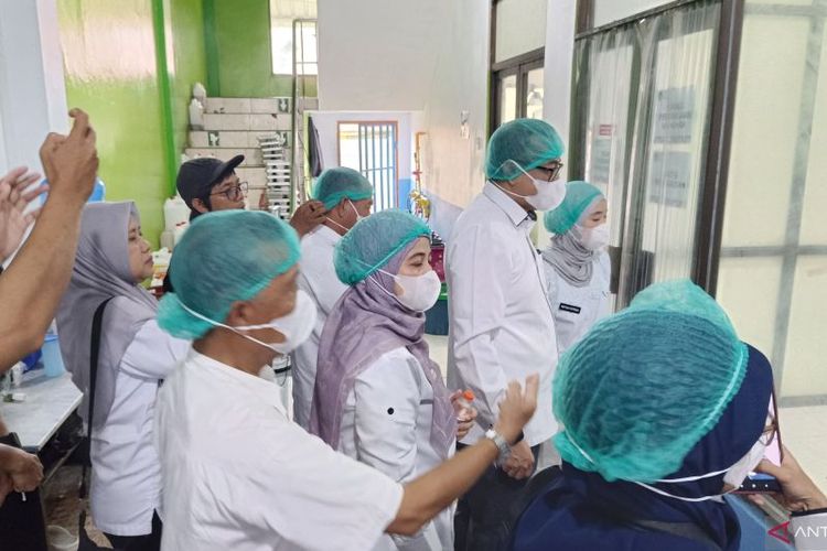 Rombongan ORI yang dipimpin oleh Anggota Ombudsman, Indraza Marzuki Rais saat meninjau dapur Satuan Pelayanan Pemenuhan Gizi (SPPG) di SMA Muhammadiyah Tarakan, Rabu (22/10/2025)