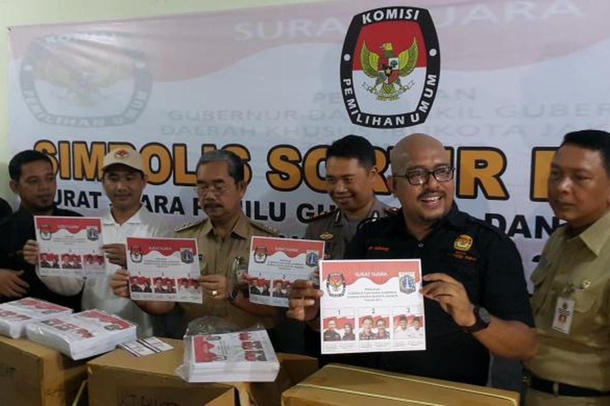 Simbolisasi pembukaan surat suara untuk penyortiran dan pelipatan surat suara untuk digunakan di Jakarta Pusat, di gudang logistik KPU Jakarta Pusat, Kelurahan Bungur, Kecamatan Senen, Jakarta Pusat, Selasa (24/1/2017).