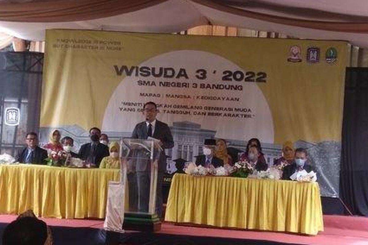 Gubernur Jabar, Ridwan Kamil menceritakan masa lalu anak sulungnya, almarhum Emmeril Khan Mumtadz saat di SMAN 3 Bandung dalam acara wisuda kelulusan putrinya, Kamis (16/6/2022). 