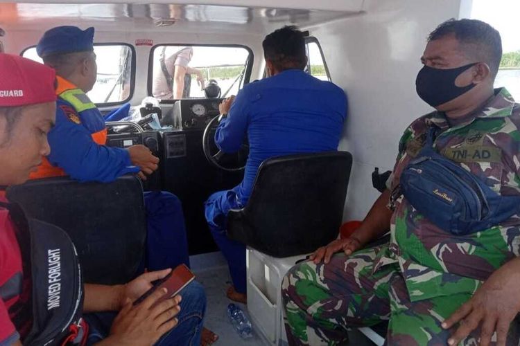 Petugas TNI dan kepolisian saat melakukan pencarian korban perahu mesin tenggelam di Sungai Kampar, Kecamatan Teluk Meranti, Kabupaten Pelalawan, Minggu (13/2/2022).