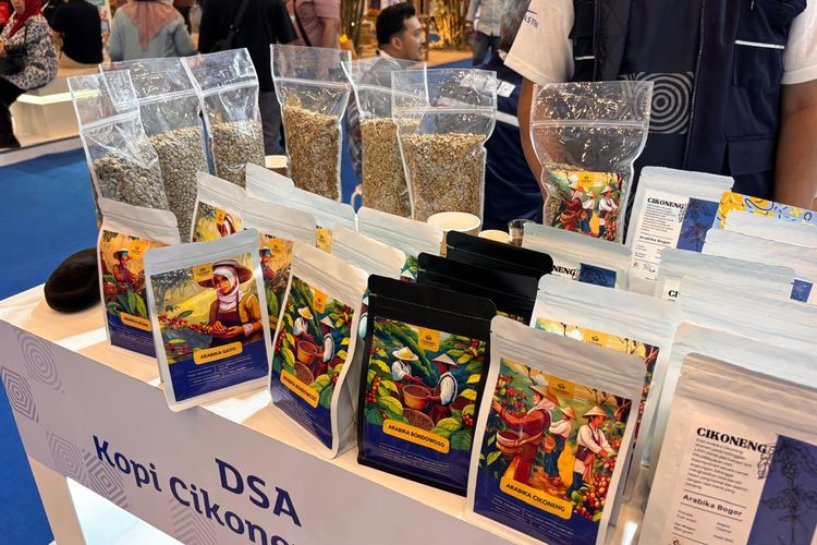 Produk Kopi Cikoneng berasal dari Desa Cikoneng, di booth Astra dalam acara Trade Expo Indonesia 