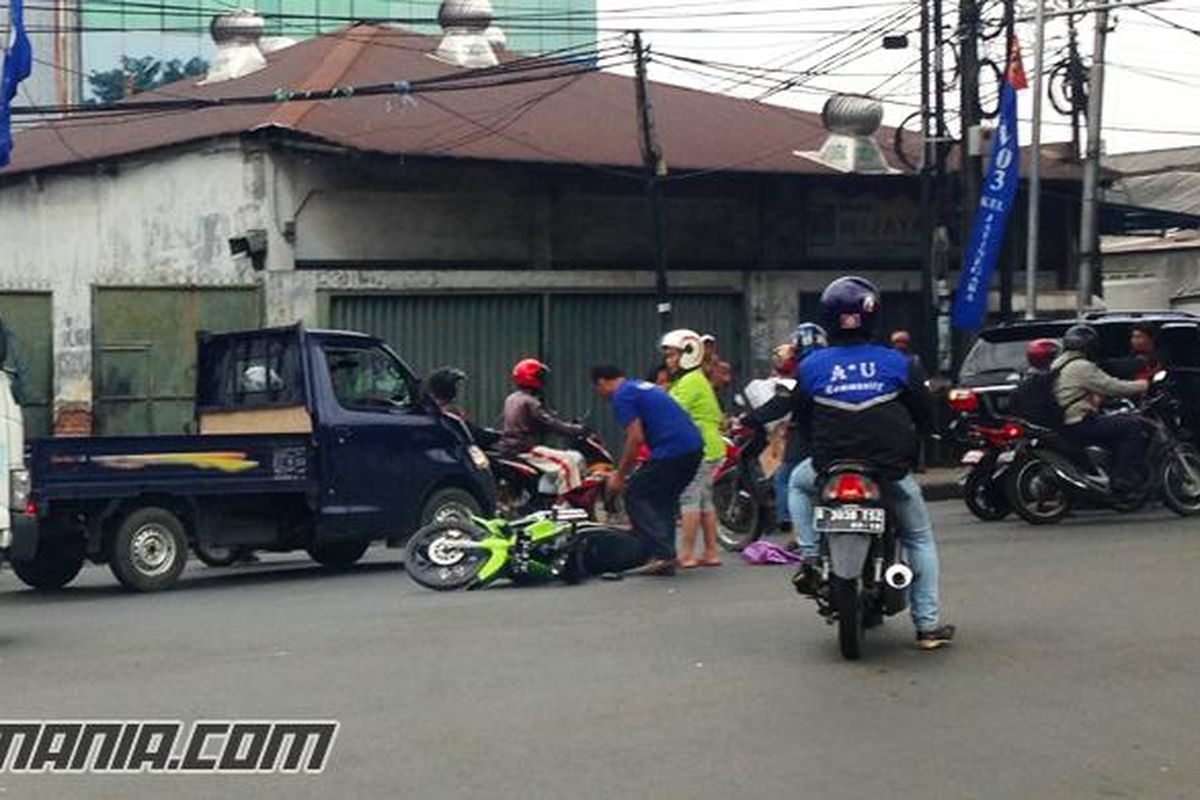 Pengendara yang terjatuh ketika menerobos lampu merah