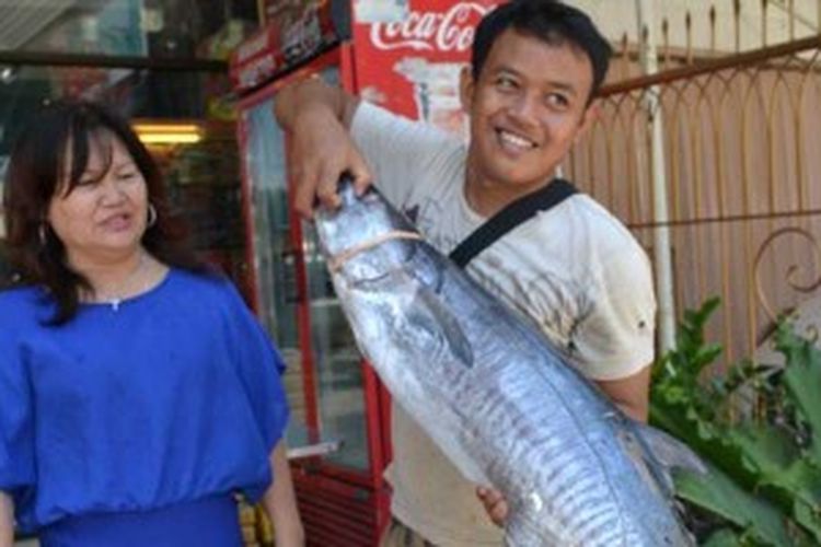 Ikan tenggiri, bahan utama pembuatan otak-otak yang dilakukan Elly di Makassar, Sulawesi Selatan.