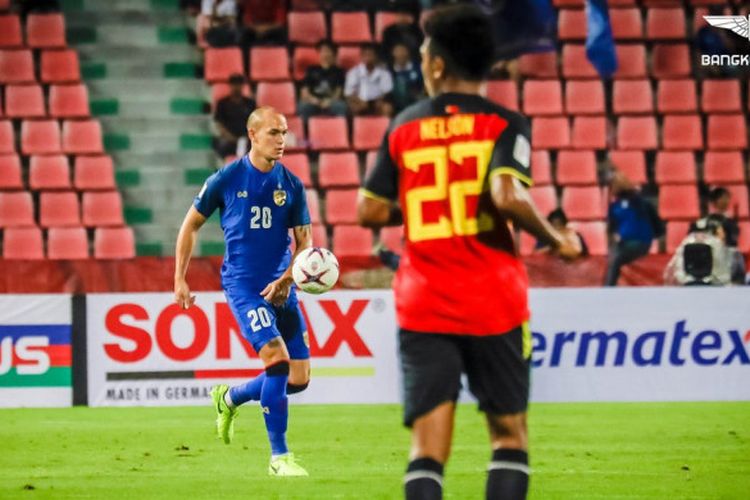Bek tengah timnas Thailand kelahiran Jerman, Manuel Tom Bihr, saat menghadapi timnas Timor Leste pada laga perdana Grup B Piala AFF 2018 di Stadion Rajamangala, Bangkok, 9 November 2018.