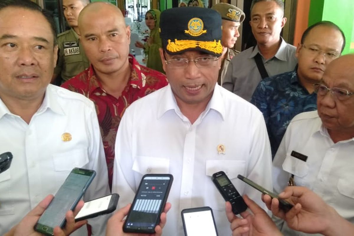 Menteri Perhubungan Budi Karya Sumadi usai menghadiri acara dialog nasional di Gedung Kesenian Kabupaten Lahat, Sumatera Selatan, Sabtu (6/4/2019).