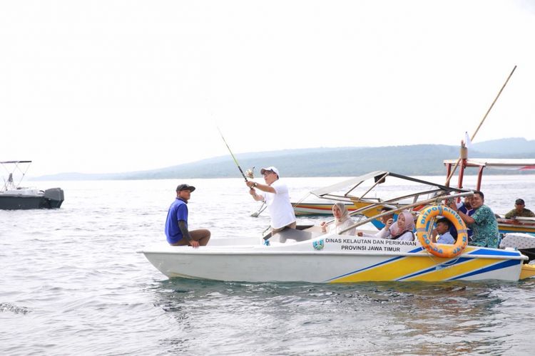 Bupati Anas saat memancing di pembukaan Banyuwangi Fishing Festival 2018