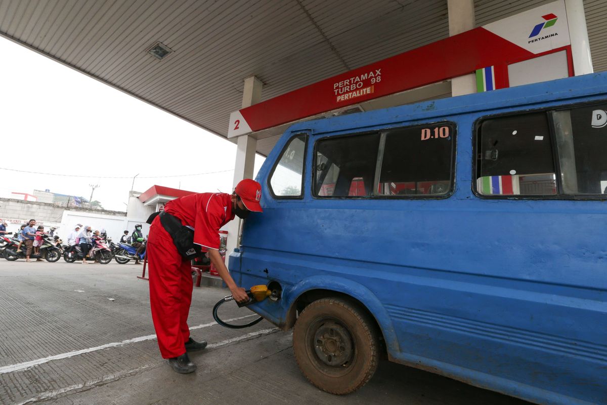Angkutan Kota D10 mengisi bahan bakar minyak (BBM) subsidi Pertalite di SPBU di Depok, Senin (5/9/2022). Organda memastikan adanya kenaikan tarif angkutan umum imbas dari kenaikan BBM subsidi jenis Pertalite dan Solar.