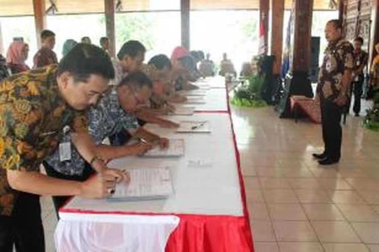 penandatanganan pakta integritas para kepala SKPD dihadapan Penjabat (Pj) Bupati Semarang Sujarwanto Dwiatmoko di Pendapa Rumah Dinas Bupati Semarang di Ungaran, Kamis (14/1/2016) pagi. 