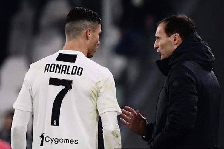 Massimiliano Allegri sedang berbicara dengan Cristiano Ronaldo pada laga Juventus vs Parma dalam pekan ke-22 Liga Italia di Stadion Juventus, Sabtu (2/2/2019) atau Minggu dini hari WIB.