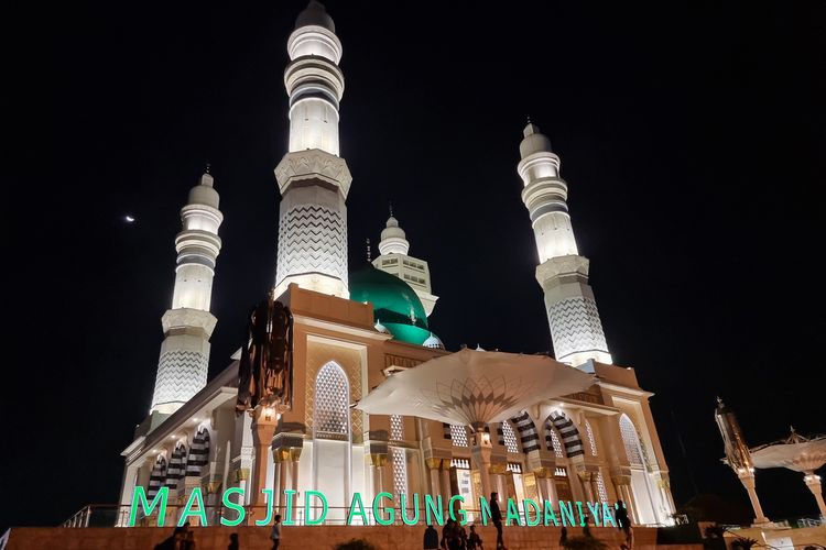 Masjid Agung Madaniyah di Karanganyar, Jawa Tengah yang mirip Masjid Nabawi.