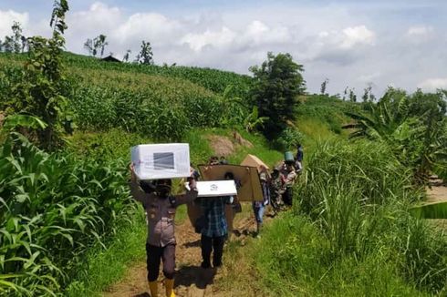 Jalan Licin Diguyur Hujan, Petugas Jalan Kaki Panggul Kotak Suara