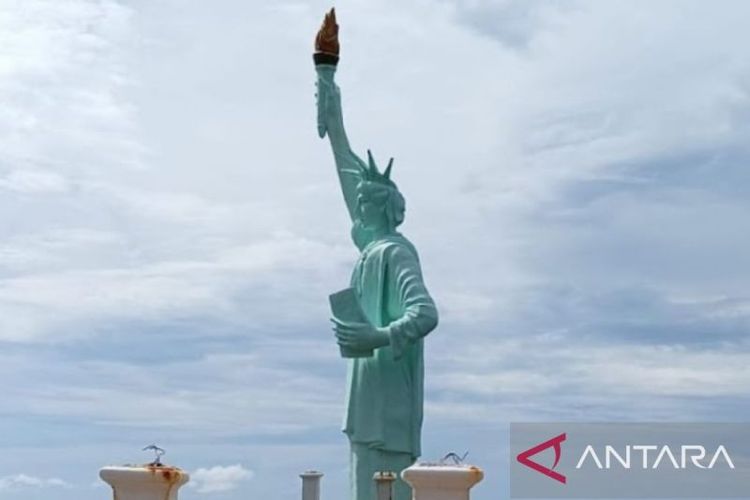 Miniatur patung Liberty di Negeri Oma Kabupaten Maluku Tengah, Maluku.