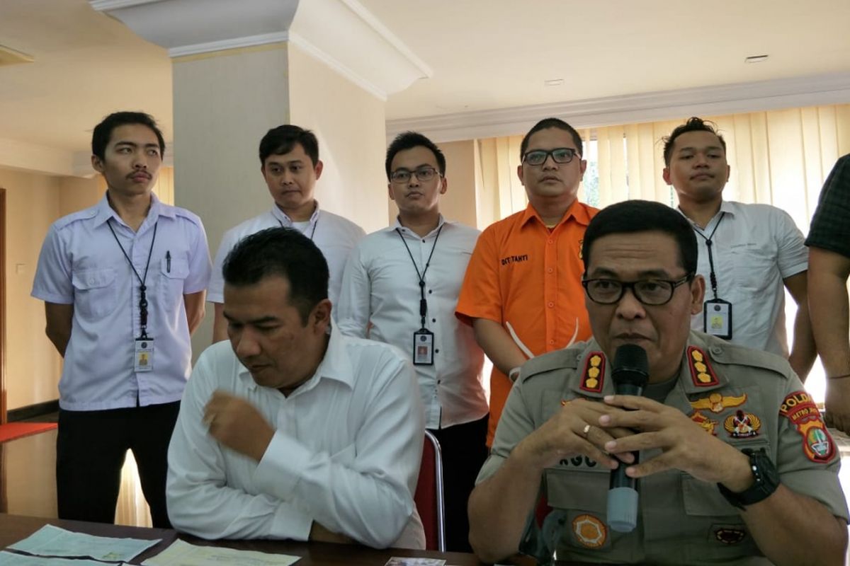 Polda Metro Jaya menangkap tersangka penipuan berinisial ISP (baju oranye) yang mencatut nama Yenny Wahid dan calon presiden nomor urut 01 Joko Widodo. Foto diambil Senin (28/1/2019).