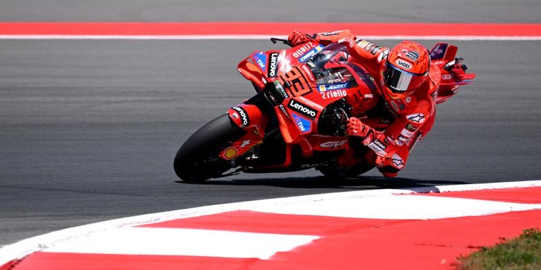 Pebalap Ducati Lenovo Team, Marc Marquez, mengendarai motornya dalam sesi Practice MotoGP Indonesia 2025 di Sirkuit Internasional Mandalika di Mandalika, Nusa Tenggara Barat pada 3 Oktober 2025. (Foto oleh SONNY TUMBELAKA / AFP)