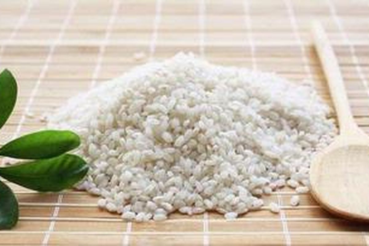 Beras mengandung squalane oil yang berfungsi untuk mencerahkan dan menghaluskan kulit