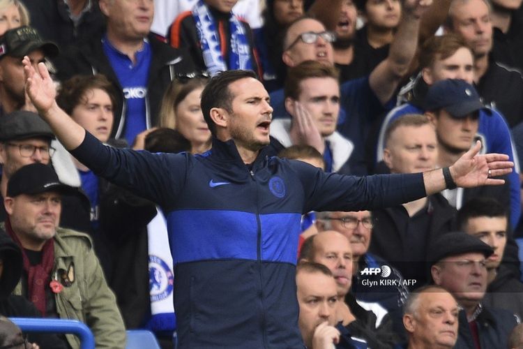 Manajer Chelsea, Frank Lampard, saat mendampingi timnya pada laga Liga Inggris kontra Brighton and Hove Albion, di Stadion Stamford Bridge, London, Sabtu (28/9/2019).