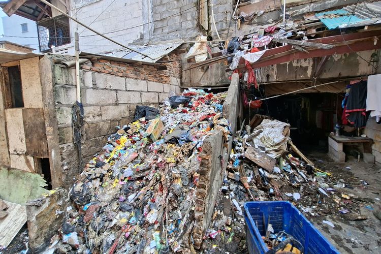 Darurat Sampah di Rusun Angke: Jalan Tertutup, Bau Menyengat, Warga Bertahan Berminggu-minggu