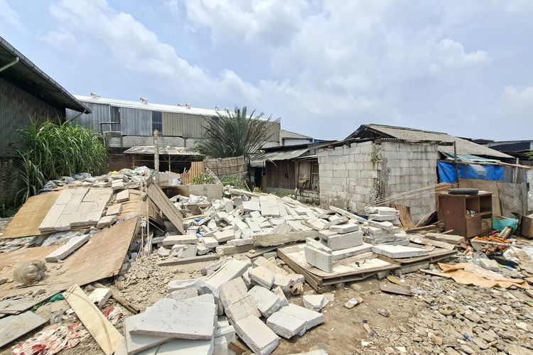 Jelang Tenggat Relokasi, Rumah Warga Kamal di Lahan TPU Dibongkar