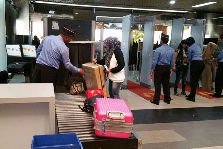 Sejumlah petugas keamanan bandara hang Nadim Batam melakukan opemeriksaan dari setiap penumpang masuk. Begitu juga barang bawaan penumpang, juga ikut diperiksa menggunakan mesin X-Ray