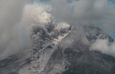 Luncuran awan panas Gunung Merapi terlihat dari Turi, Sleman, DI Yogyakarta, Sabtu (11/3/2023). BPPTKG menghimbau kepada masyarakat untuk mengungsi apabila cakupan wilayah awan panas guguran lebih dari 7 kilometer dari puncak. 