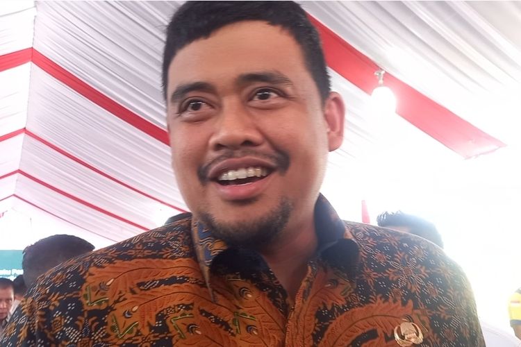 Wali Kota Medan Bobby Nasution saat diwawancarai wartawan di acara peletakan batu pertama Revitalisasi Stadion Kebun Bunga, Kamis (25/5/2023)