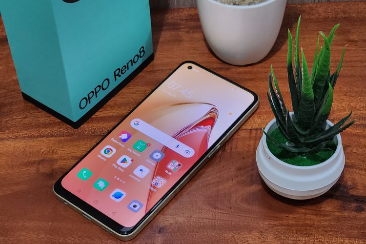 Bagian depan Oppo Reno8. Reno8 memiliki layar dengan jenis dan ukuran yang identik dengan Reno7, yaitu AMOLED berukuran 6,43 inci dengan resolusi Full HD Plus, refresh rate 90 Hz, dan tingkat kecerahan (brightness) maksimal 800 nits.