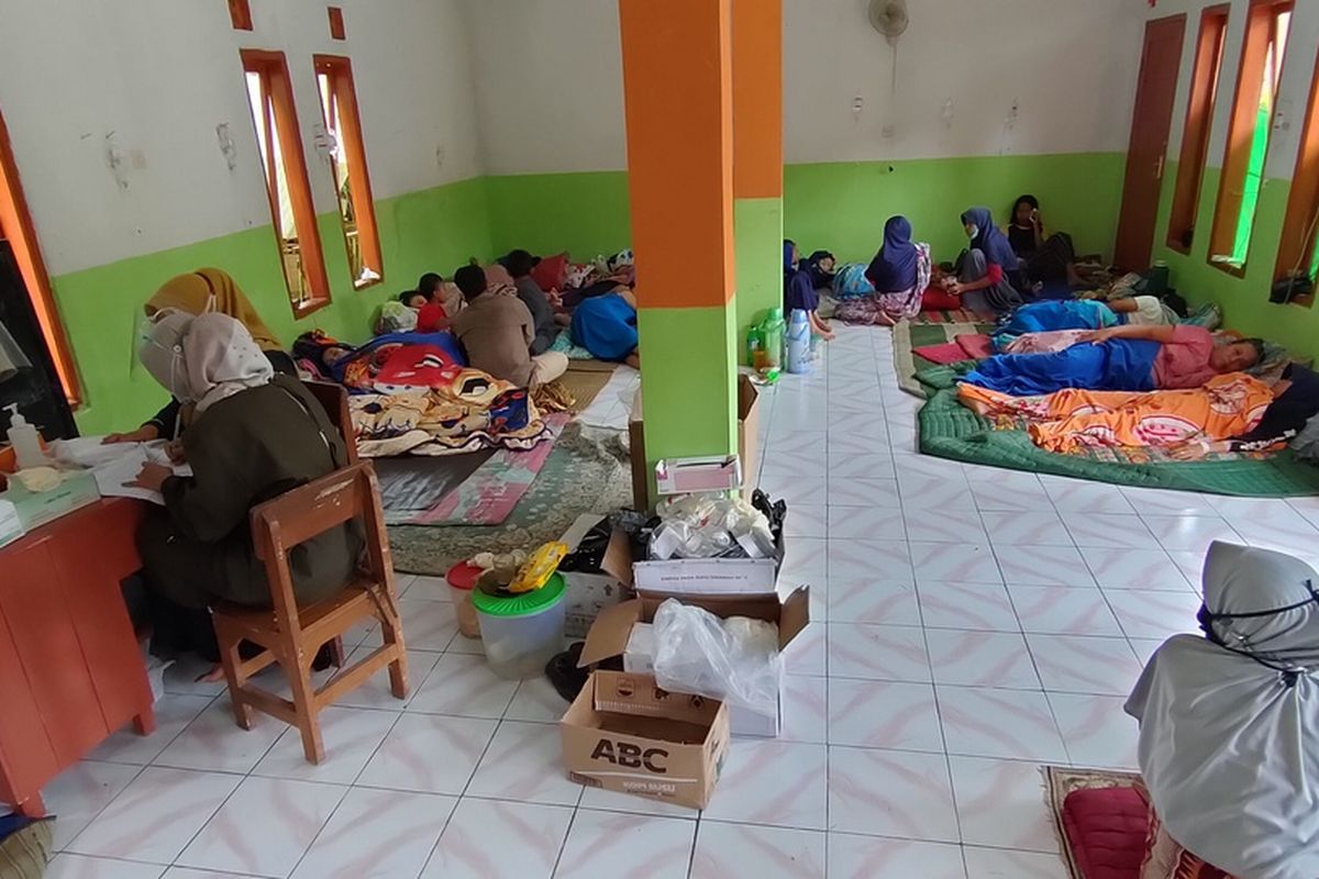 Warga Kampung Cilimus, Desa Sukasenang, Kecamatan Tanjungjaya, Kabupaten Tasikmalaya, masih mendapatkan perawatan seadanya di ruang darurat madrasah akibat keracunan massal hidangan pesta ulang tahun, Selasa (17/11/2020).