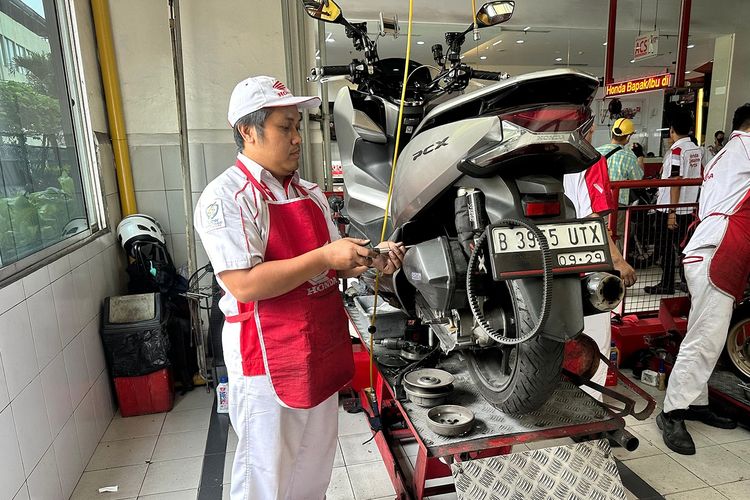 Servis motor Honda di AHASS.