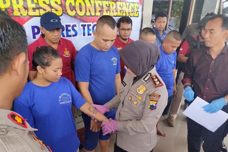 Kapolres Tegal Kota AKBP Siti Rondhijah menginterogasi Nurul, PRT yang membawa kabur motor majikannya, di Mapolres Tegal Kota, Kamis (30/1/2020)