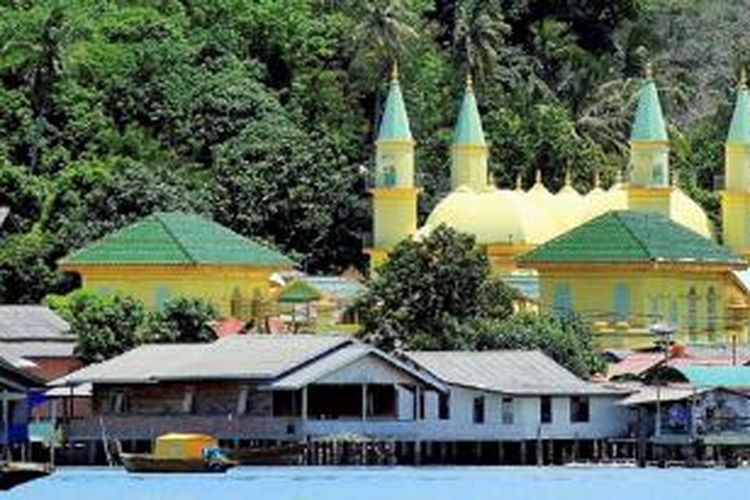 Masjid Raya Sultan Riau atau dikenal sebagai Masjid Penyengat di Tanjung Pinang, Kepulauan Riau, Selasa (5/5). Masjid itu salah satu peninggalan Kesultanan Riau-Lingga, yang ibu kotanya di Kepulauan Riau berpindah beberapa kali.