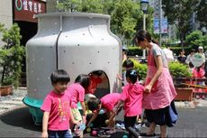 Di Taipei, Tempat Sampah Jadi Arena Bermain Anak-anak