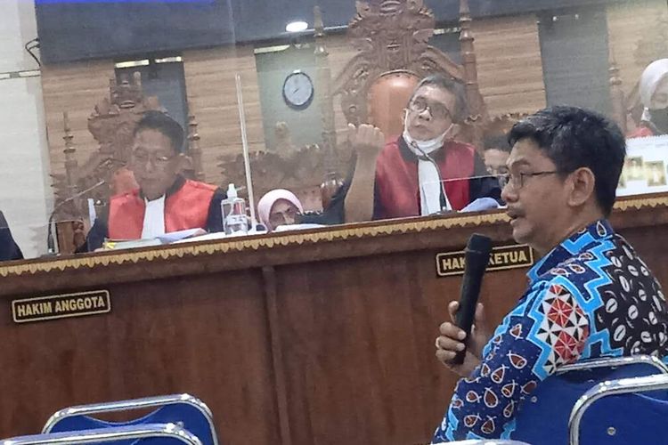 Wakil Rektor II Unila Asep Sukohar yang menjadi saksi dalam sidang suap Unila di Pengadilan Tipikor Tanjung Karang, Selasa (17/1/2023).