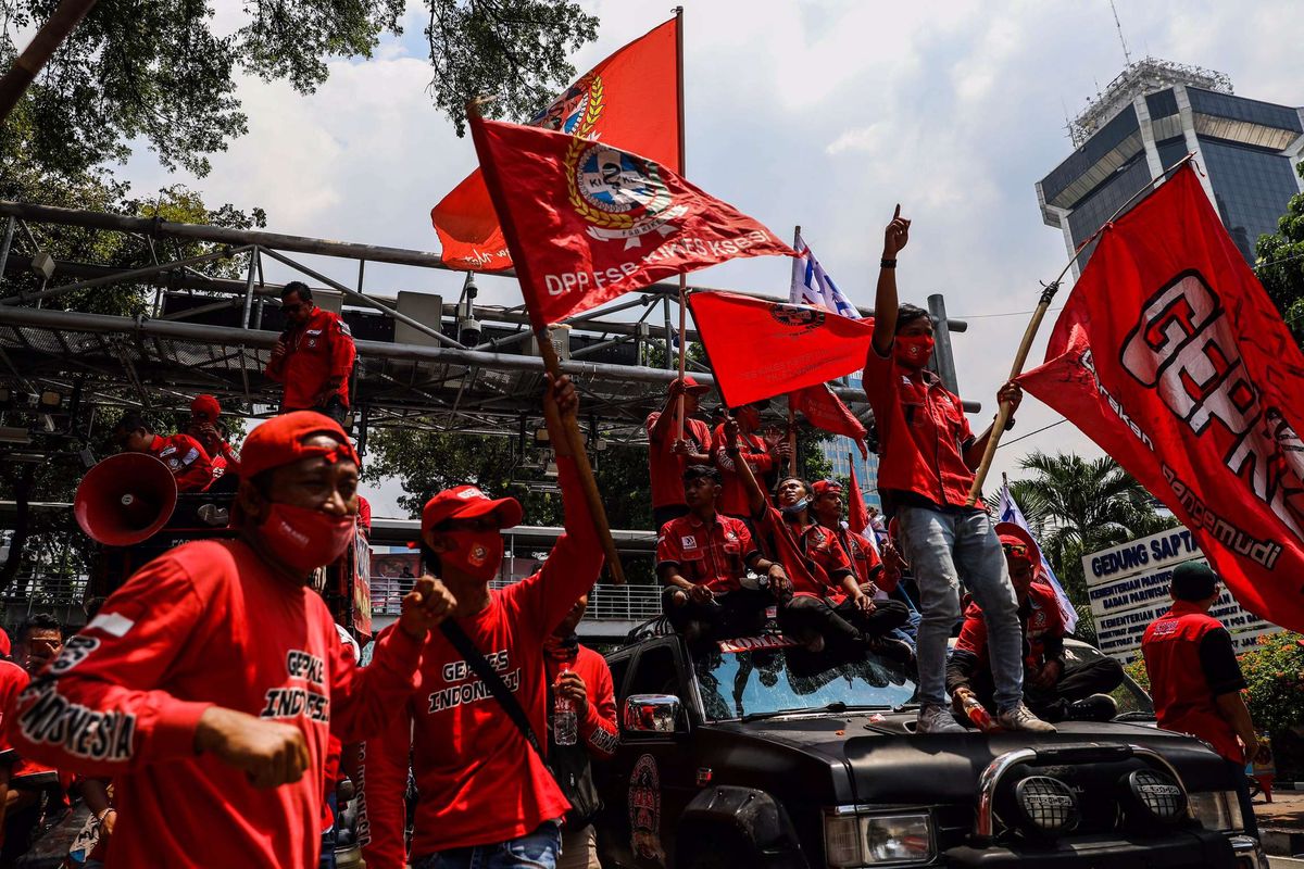 Massa dari Konfederasi Serikat Buruh Seluruh Indonesia (KSBSI) menggelar aksi unjuk rasa menolak pengesahan omnibus law Undang-Undang Cipta Kerja di jalan Medan Merdeka Barat tepatnya depan Gedung Sapta Pesona mengarah ke Istana Negara, Jakarta Pusat, Senin (12/10/2020). Mereka menuntut pengesahan UU Cipta Kerja itu yang tidak mengakomodir usulan dari mitra perusahaan, Undang-undang Cipta Kerja klaster Ketenagakerjaan sangat mendegradasi hak-hak dasar buruh serta mendesak soal kontrak kerja tanpa batas, outsourcing diperluas tanpa batas jenis usaha, upah dan pengupahan diturunkan dan besaran pesangon diturunkan.