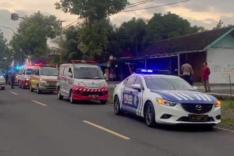 Iringan jenasah yang membawa tiga pelajar SMP N 7 Mojokerto, menuju Mojokerto, Jawa Timur. Selasa (28/1/2025) petang.