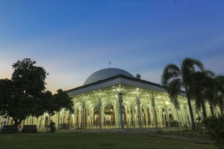 Masjid Agung Al Falah Kota Jambi merupakan salah satu peninggalan Kerajaan Islam di Jambi.