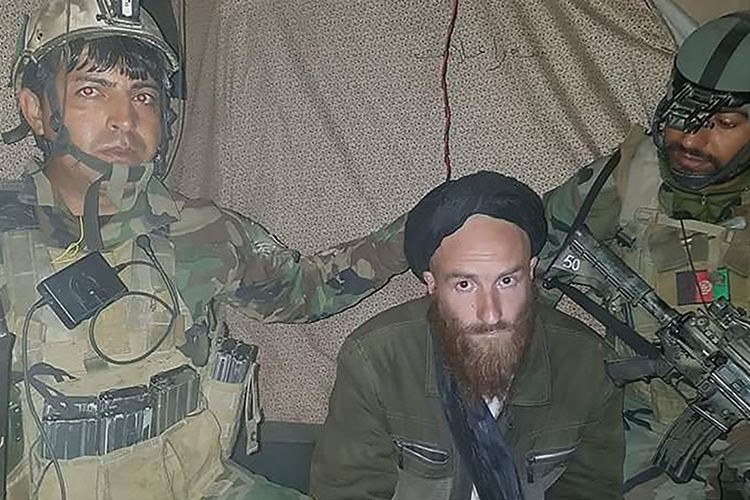 Dua anggota pasukan khusus Afghanistan menjaga seorang pria asal Jerman yang diyakini sebagai penasihat militer Taliban.
