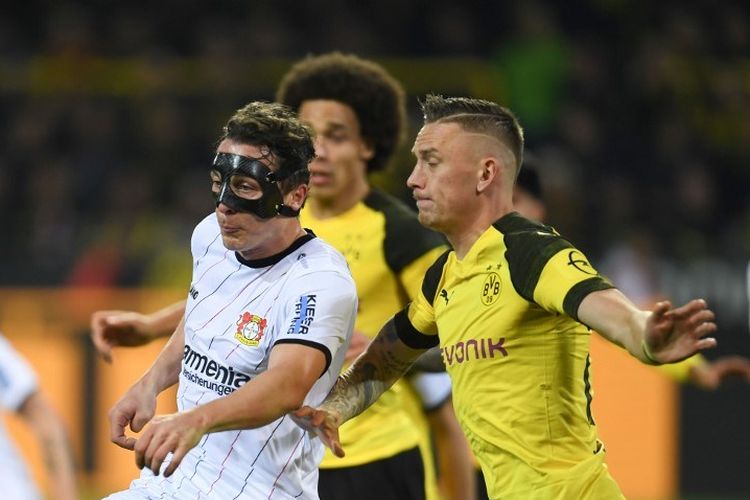 Gelandang Dortmund asal Jerman, Marius Wolf dan pemain tengah Bayer Leverkusen Austria Julian Baumgartlinger bersaing dengan bola pada pertandingan sepakbola Bundesliga divisi satu Jerman Borussia Dortmund lawan Bayer Leverkusen pada 24 Februari 2019 di Dortmund.