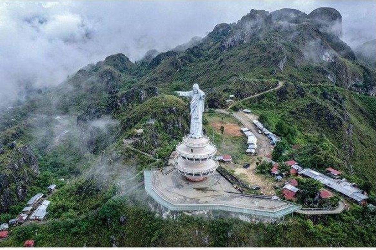 Patung Yesus Buntu Burake, Tana Toraja, Sulawesi Selatan.