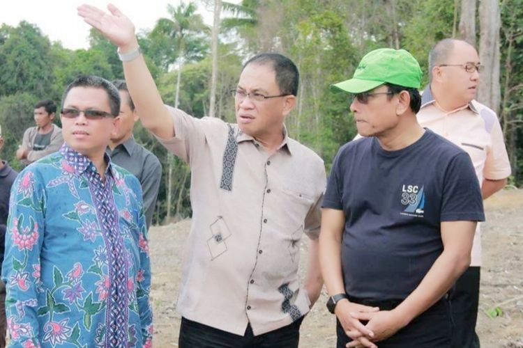 Bupati Lingga Alias Wello menunjukkan lahan pertanian yang ada di kabupaten Lingga kepada Kepala Staf Kepresidenan Moeldoko, Senin (21/5/2018).