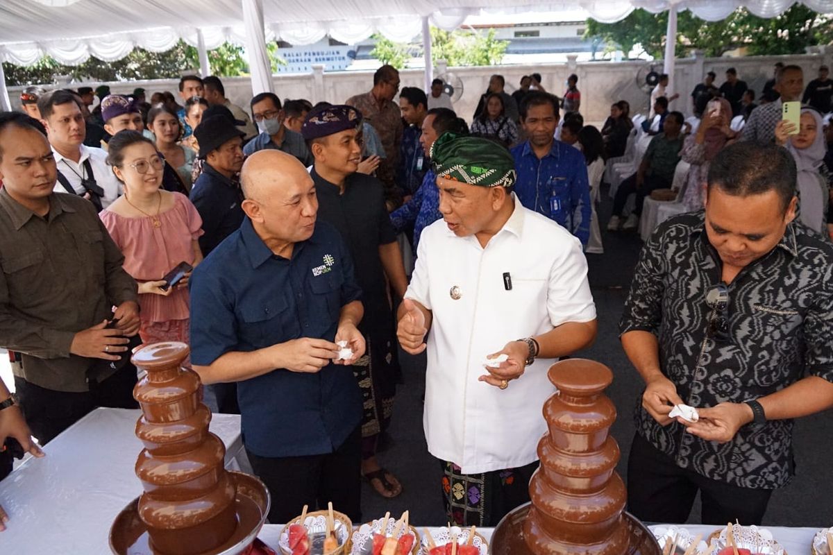 Menkop dan UKM Teten Masduki bersama Bupati Jembrana, I Nengah Tamba saat meresmikan Gedung RPB Komoditas Kakao Jembrana di Banjar Peh, Desa Kaliakah, Kecamatan Negara, Jumat (22/12/2023). 