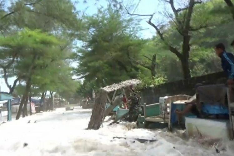 Kerusakan Pantai Selatan Gunungkidul Akibat Gelombang Tinggi, Tepatnya di Jalur Somandeng-Indrayanti Rabu (27/5/2020)