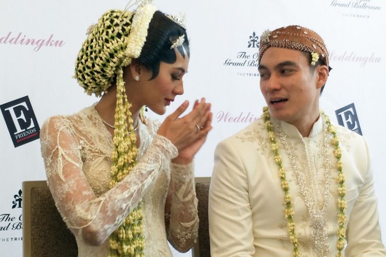 Artis peran Baim Wong dan sang istri, Paula Verhoeven usai dinyatakan resmi menjadi sepasang suami-istri di Gedung The Tribrata, Kebayoran Baru, Jakarta Selatan, Kamis (22/11/2018).