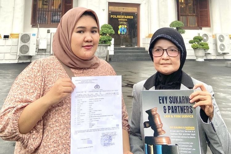 Tsaniyya (kiri) melaporkan calon suaminya ke Mapolrestabes Surabaya, Rabu (15/1/2025).