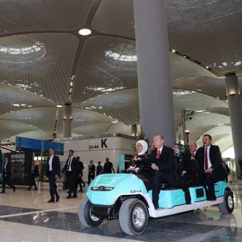 Presiden Turki Recep Tayyip Erdogan bersama istrinya Emine Erdogan dan pejabat lainnya berada di  sebuah kendaraan di Bandara Istanbul, Senin (29/10/2018). (AFP/Bagian Pers Kepresidenan Turki)