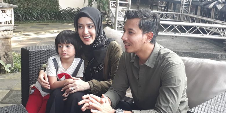 Fairuz A Rafiq dan Sonny Septian membagikan cerita soal persiapan pernikahan mereka saat dijumpai di Rolling Stone Café, Jakarta Selatan, Jumat (24/3/2017).
